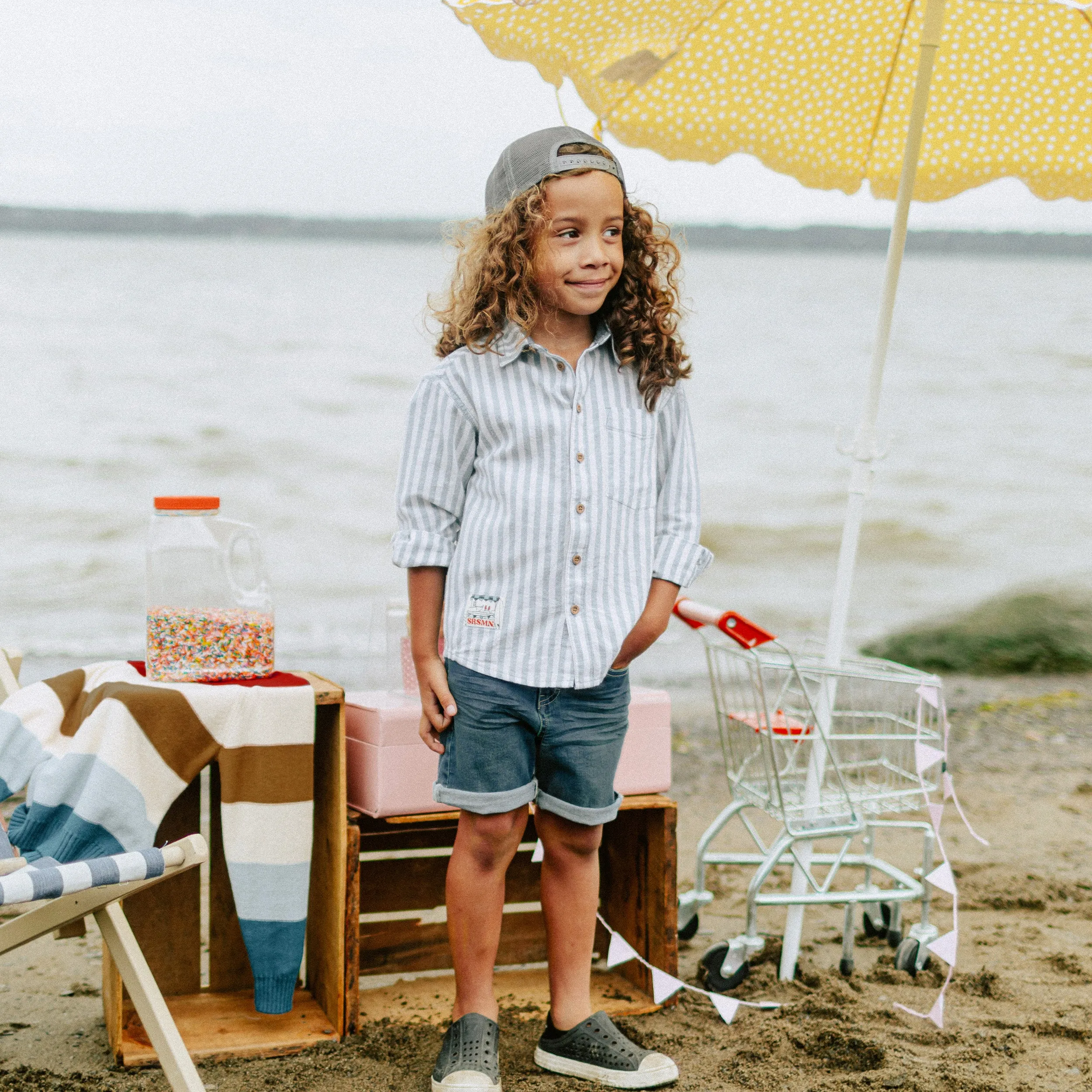 Chemise coupe décontractée à rayures bleues et crème, enfant || Blue and cream striped relaxed fit shirt , child