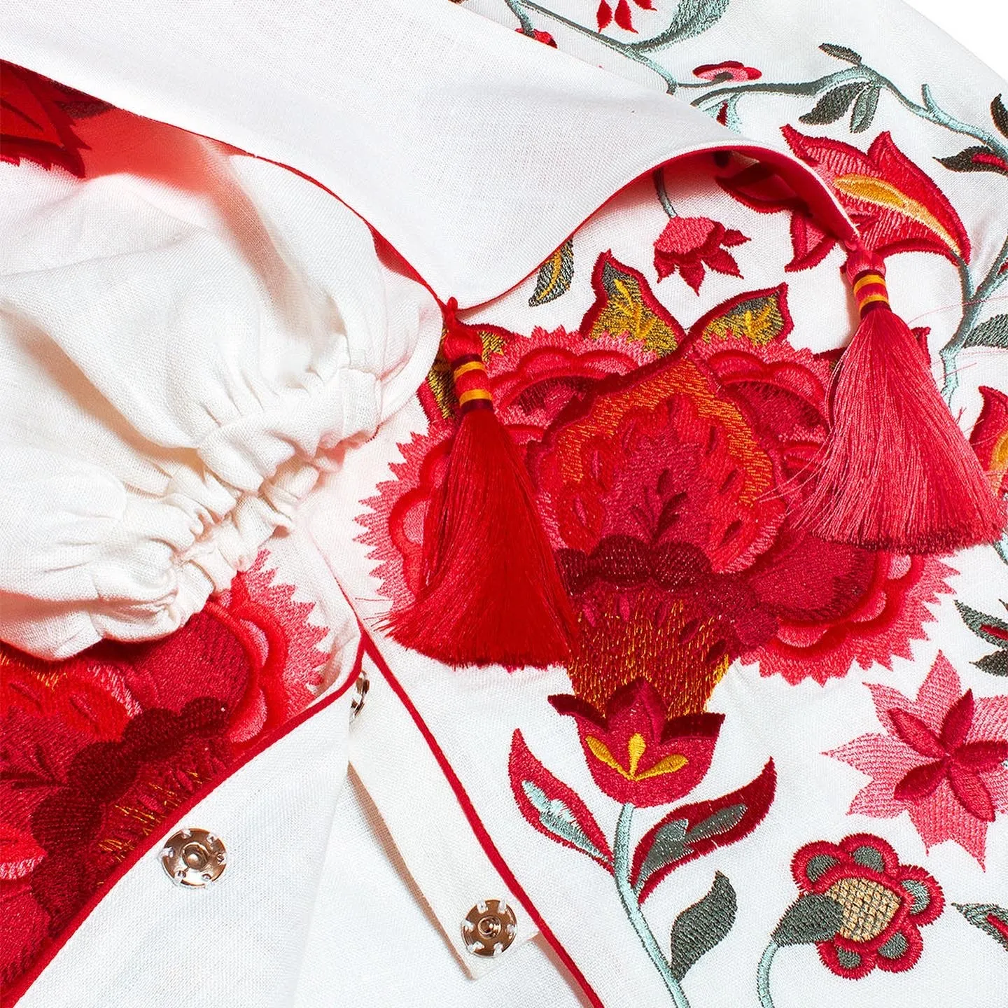 White Kaftan with embroidered flowers